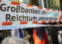 Demonstranten mit Spruchband