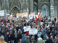Demonstranten vor dem Dom