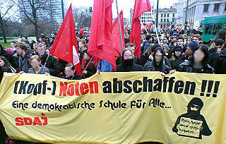 SDAJ-Aktion: Rote Fahnen und Transparent: Kopf-Noten abschafften! Eine demokratische Schule für alle!
