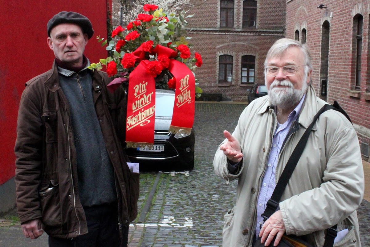 Ein Blumenkranz zu Ehren der Widerständler