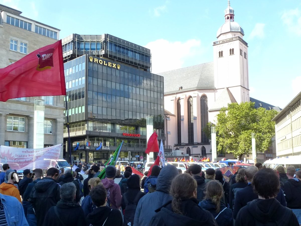 Tausend Polizisten schützen 30 Faschisten