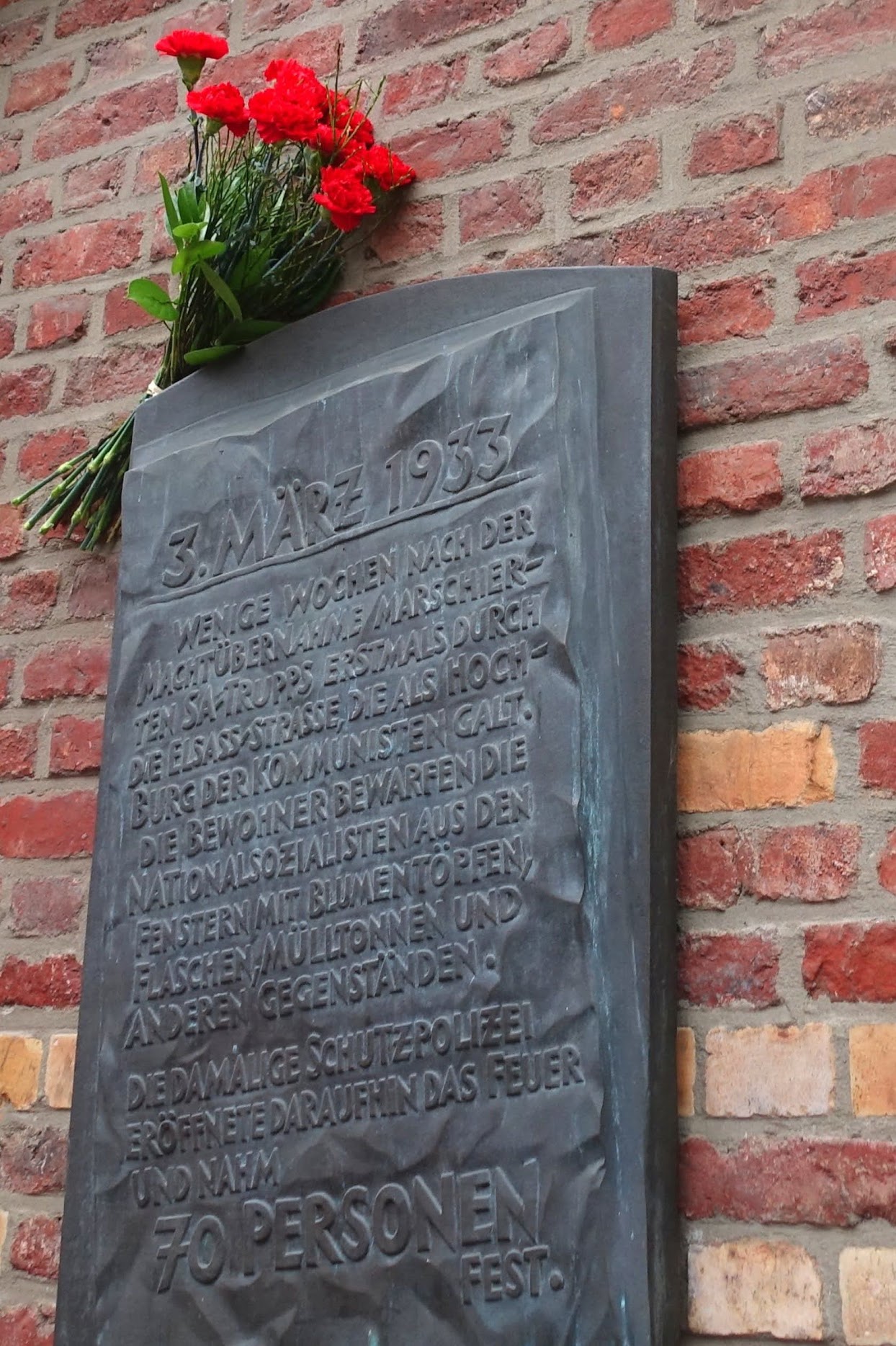 DKP Köln erin­nerte an die Stür­mung der Elsaßstraße