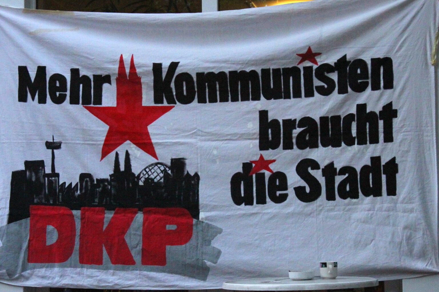 DKP-Transparent mit dem Text «Mehr Kommunisten braucht die Stadt»
